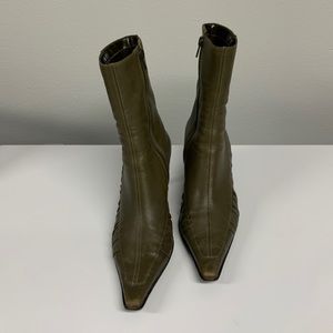 Pointy toe, heeled boot